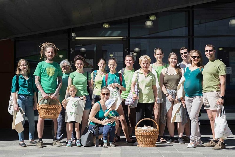 Zerowaste grocery shopping flashmob in 18 Hungarian cities